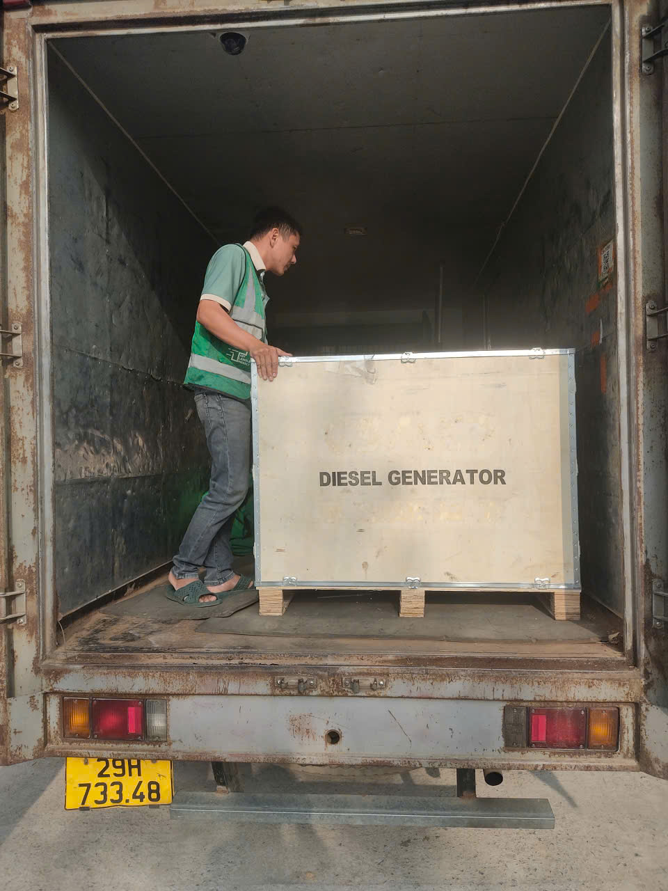 Generator arriving at Lưu Xá Thánh Gia